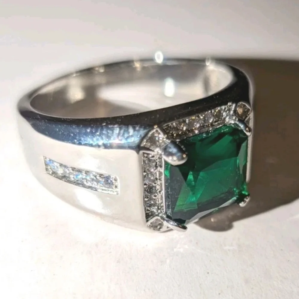 Silvery Classic Men's emerald green Gemstone Lab Created Diamond Ring Size 9
